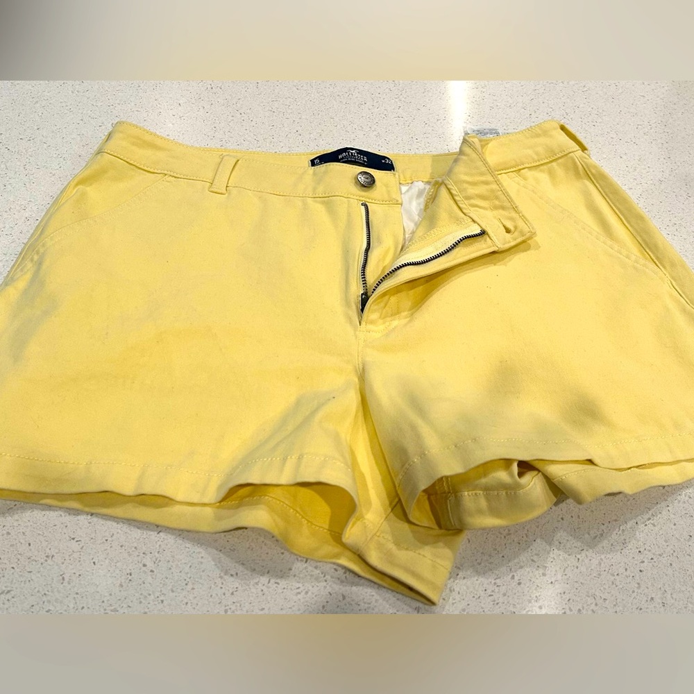 New Hollister High Waist Yellow Shorts 🩳 size 15/32 No Tags